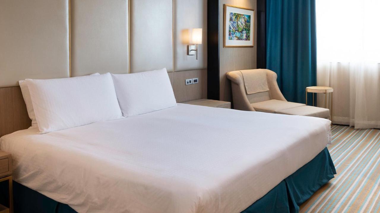 מלון Marco Polo Plaza סבו מראה חיצוני תמונה A bed with a bed skirt